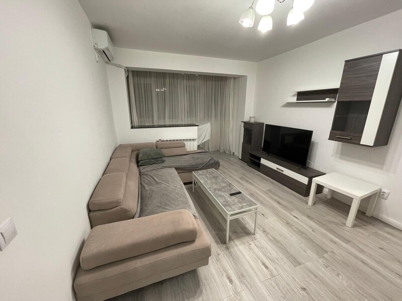 Piata Victoriei, Iancu de Hunedoara,