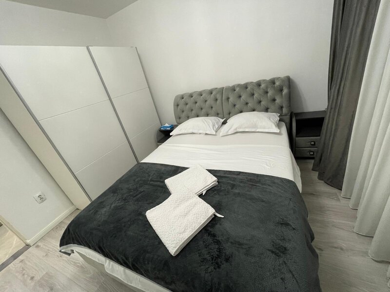 Piata Victoriei, Iancu de Hunedoara,