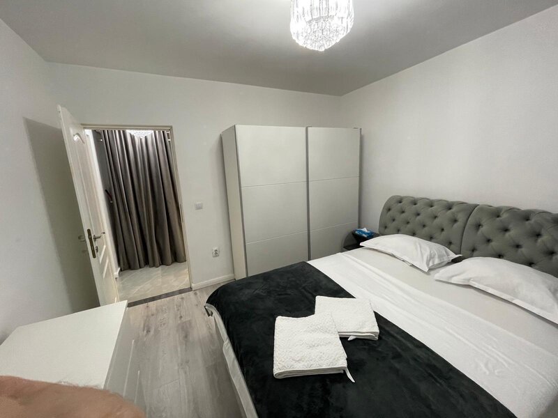 Piata Victoriei, Iancu de Hunedoara,